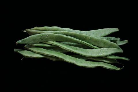 mongetes, mongetes verdes, vegetals, fons negre, tir de l'estudi, a l'interior, frescor, menjar i beguda, color verd, menjar, primer pla, alimentació saludable, cap gent, benestar, tallar, natura morta, verd, aliments crus, naturalesa, còpia espai, sol objecte, menjar vegetarià, 5K, CC0, domini públic, lliure de regalies