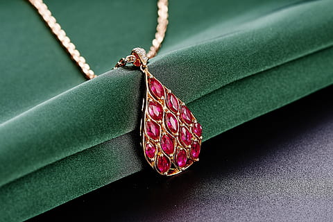 collier tourmaline doré, tourmaline, or, Collier, bijoux, rubis, pendentif, feuille, couleur verte, fermer, personne, santé et médecine, fraîcheur, partie de la plante, textile, couleur rose, se concentrer sur le premier plan, à l'intérieur, insecte, rouge, nature morte, un animal, invertébré, la nature, vue grand angle, thèmes animaux, lumière du soleil, mode, accessoire personnel, luxe, 2K, CC0, domaine public, libre de droits