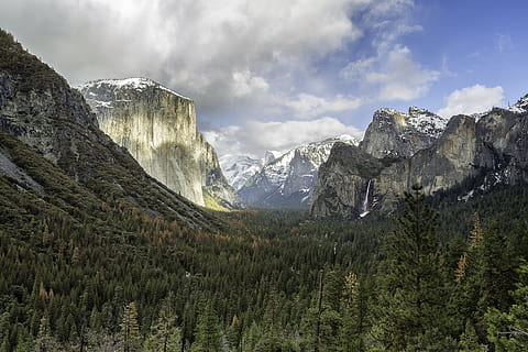 fotografia de paisagem, verde, folhas de árvores, rochoso, montanhas, panorâmica, fotografia, floresta, vale, montanha, árvore, nuvem, neve, natureza, scenics, panorama, ao ar livre, Parque Nacional de Yosemite, cadeia de montanhas, rock - objeto, alberta, montanhas Rochosas, ninguém, Pico da montanha, Parque Nacional, beleza na natureza, terreno extremo, paisagens, nuvem - céu, dia, scenics - natureza, céu, meio Ambiente, cena tranquila, terra, plantar, cena não urbana, tranquilidade, Rocha, árvore conífera, Pinheiro, formação, floresta de pinheiros, montanha coberta de neve, 5K, CC0, domínio público, royalty free