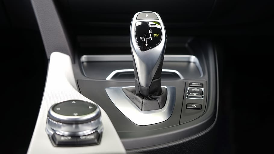 auto, interno, Leva del cambio, selettore di marcia, interno auto, veicolo a motore, tecnologia, modo di trasporto, in casa, moderno, nessuno, avvicinamento, ricchezza, attrezzatura, lusso, mezzi di trasporto, colore nero, tridimensionale, color argento, vista dall'alto, girato in studio, macchinario, sfondo nero, materiale elettrico, lega, 5K