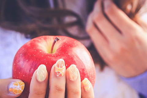 dona, celebració, fruita de poma, taronja, francès, manicura accentiva, primer pla, fotografia, poma, fruita, consell, accent, manicura, tancar la fotografia, mà humana, menjar, gent, alimentació saludable, vermell, dones, ètnia caucàsica, frescor, femelles, part del cos humà, esmalt per a les ungles, una persona, ungla, ungles, part del cos, mà, menjar i beguda, adult, benestar, dit, dit humà, moda, art d'ungles, peu humà, 1080P, CC0, domini públic, lliure de regalies