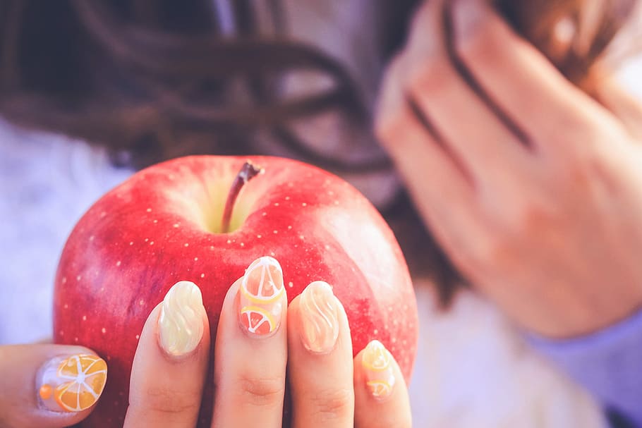 dona, celebració, fruita de poma, taronja, francès, manicura accentiva, primer pla, fotografia, poma, fruita, consell, accent, manicura, tancar la fotografia, mà humana, menjar, gent, alimentació saludable, vermell, dones, ètnia caucàsica, frescor, femelles, part del cos humà, esmalt per a les ungles, una persona, ungla, ungles, part del cos, mà, menjar i beguda, adult, benestar, dit, dit humà, moda, art d'ungles, peu humà, 1080P