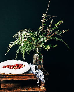 grön, leafed, växt, klar, glasflaska, topp, tabell, löv, frukt, jul, mat, röd, dekoration, friskhet, träd, inomhus, mat och dryck, studio skott, inget folk, natur, fortfarande liv, blomma, vas, grön färg, tillväxt, blommande växt, svart bakgrund, skönhet i naturen, blomsterarrangemang, 4K, CC0, offentligt domän, royaltyfria