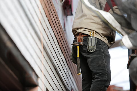 uomo, nero, jeans, operaio edile, costruttore, costruire, architetto, lavoro, lavoratore, costruzione, persone, persona, maschio, contraente, martello, utensili, coltello, in piedi, capi di abbigliamento, Sezione centrale, parte del corpo umano, questioni sociali, mano umana, messa a fuoco selettiva, architettura, mano, uomini, cintura, arma, adulto, abbigliamento casual, pistola, concentrarsi sulle conoscenze acquisite, a piedi, parte del corpo, arto umano, 5K, CC0, dominio pubblico, privo di copyright