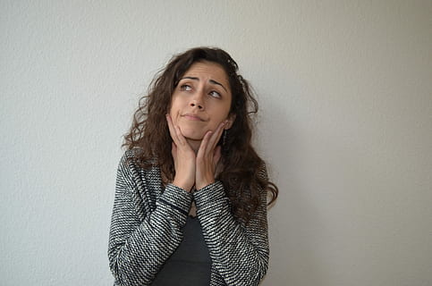 Frau, grau, lange, Ärmelshirt, Damen, Ärmel, Hemd, nachdenklich, multikulturell, Sprachschule, nur Frauen, nur eine frau, Vorderansicht, eine Person, braune Haare, Porträt, drinnen, Schönheit, schöne Frau, Haar, junger Erwachsener, Kamera betrachten, junge Frau, Erwachsene, kopieren sie platz, Studioaufnahme, suchen, Frisur, Wandbau - Funktion, Betrachtung, 2K, CC0, gemeinfrei, lizenzfrei