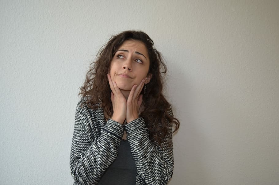 dones, gris, llarg, samarreta de màniga, màniga, samarreta, reflexiu, multicultural, escola d'idiomes, només dones, una sola dona, vista frontal, una persona, cabell castany, retrat, a l'interior, bellesa, dona guapa, cabell, adult jove, mirant la càmera, dones joves, adult, còpia espai, tir de l'estudi, mirant, pentinat, funció de construcció de parets, contemplació, 2K