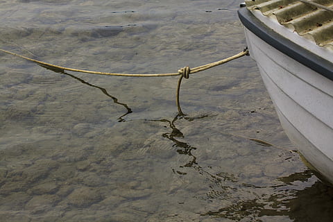 arrencada, cobert, corda, nus, amarrat, aigües, reflexió, llac, aigua, vista d’angle alt, naturalesa, cap gent, dia, transport, platja, terra, manera de transport, a l'aire lliure, sorra, davant del mar, vaixell nàutic, riu, estructura construïda, 4K, CC0, domini públic, lliure de regalies