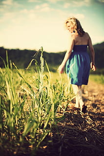 superficiale, messa a fuoco, verde, erba, giorno, messa a fuoco superficiale, erba verde, natura, all'aperto, donne, estate, una persona, persone, campo, etnia caucasica, scena rurale, femmine, capelli biondi, stili di vita, prato, adulto, giovane adulto, felicità, luce del sole, bellezza, bellissimo, la libertà, tramonto, allegro, godimento, bellezza nella natura, Grano, vestito, solo una donna, solo adulti, solo donne, terra, pianta, persone reali, lunghezza intera, attività di svago, cielo, messa a fuoco selettiva, crescita, a piedi, agricoltura, giovani donne, abbigliamento casual, capelli, acconciatura, 4K, CC0, dominio pubblico, privo di copyright