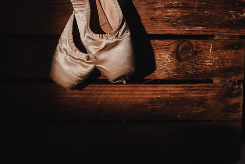 zdjęcie zbliżenie, biały, Baletki, drewniany, powierzchnia, zbliżenie, zdjęcie, drewno - materiał, staromodny, but, stary, w stylu retro, moda, niska sekcja, ludzka noga, część ludzkiego ciała, wewnątrz, odzież, Skórzany, brązowy, drewno, drewniana podłoga, ludzie, posadzka, bagażnik, torba, martwa natura, na stojąco, kopia przestrzeń, Spodnie, konfekcja męska, eleganckie buty, akcesoria osobiste, dżinsy, 4K, CC0, domena publiczna, darmowe zdjęcia