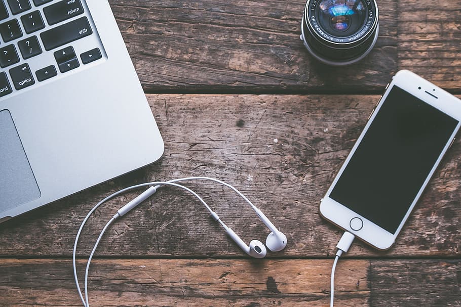 iphone d'or 6, earpods de poma, taula, ordinador, dispositiu, auriculars, electrònica, iphone, portàtil, lent, telèfon, smartphone, tecnologia, escriptori, estudi, agència, tecnologia sense fils, connexió, comunicació, dispositiu d’informació portàtil, telèfon intel·ligent, material de fusta, equips informàtics, cap gent, vista d’angle alt, natura morta, a l'interior, telèfon mòbil, directament a sobre, cable usb, teclat, 4K