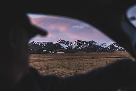 uomo, seduta, dentro, auto, analizzare, cercare, guardare, la neve, capped, montagna, bianca, nuvoloso, cielo, persona, veicolo, campo, finestra, catena montuosa, attraverso la finestra, crepuscolo, tramonto, aspro, paesaggio, viaggio, viaggio su strada, avventura, vagare, voglia di girovagare, scoprire, silhoutte, bellezza nella natura, ambiente, scenics - natura, nuvola - cielo, natura, inverno, la tranquillità, scena tranquilla, temperatura fredda, nessuno, messa a fuoco selettiva, scena non urbana, all'aperto, montagna innevata, picco di montagna, 5K, CC0, dominio pubblico, privo di copyright