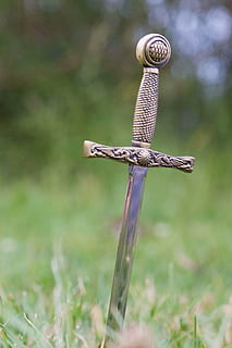 profundidad, fotografía de campo, espada, suelo, cuchillo, arma, agudo, acero, metal, encargarse de, cortar, corte, borde, instrumento, brillante, peligro, daga, día, tierra, campo, planta, de cerca, hierba, nadie, enfoque selectivo, naturaleza, centrarse en primer plano, molusco, fauna animal, animal, gasterópodo, temas de animales, un animal, animales en la naturaleza, caracol, al aire libre, crecimiento, 4K, CC0, dominio público, libre de derechos