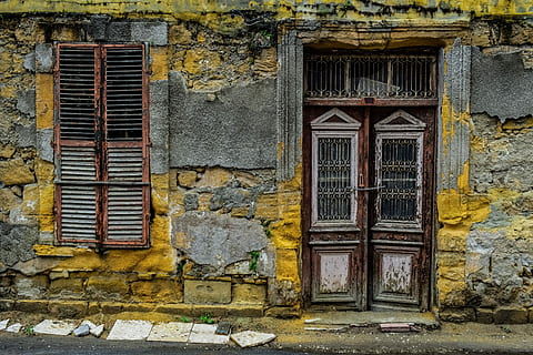 Foto, gul, brun, hus fronten, dörr, fönster, vägg, arkitektur, gammal, hus, Port, ingång, Fasad, Lefkosia, nicosia, cypern, åldrig, vittrade, förfall, grunge, smutsig, skadad, grungy, spricka, bruten, övergiven, rostig, korrosion, byggd struktur, byggnad exteriör, byggnad, stängd, inget folk, dag, väggbyggande funktion, Spring ner, nedgång, utomhus, försämring, tegel, 5K, CC0, offentligt domän, royaltyfria
