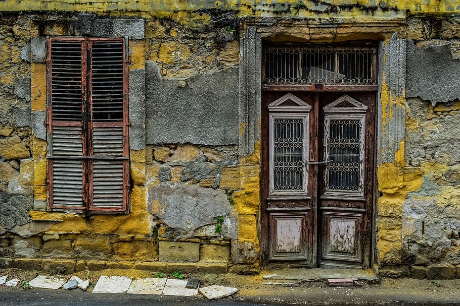 Foto, gul, Brun, hus foran, dør, vindue, væg, arkitektur, gammel, hus, Port, indgang, facade, Lefkosia, Nicosia, cypern, alderen, forvitret, henfald, grunge, snavset, beskadiget, grungy, crack, gået i stykker, forladt, rusten, korrosion, bygget struktur, bygning udvendig, bygning, lukket, ingen mennesker, dag, murbygningsfunktion, kørt ned, nedgang, udendørs, forringelse, mursten, 5K
