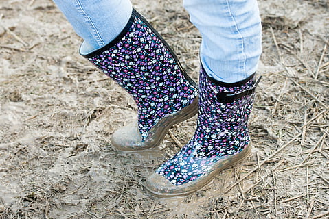 pantalones, lodo, Paja, botas, tierra, heno, sección baja, zapato, pierna humana, parte del cuerpo humano, parte del cuerpo, una persona, suciedad, mujer, extremidad humana, adulto, estilos de vida, naturaleza, miembro, pie humano, día, vista de alto ángulo, niño, al aire libre, Moda, calcetín, sucio, botas de caucho, púrpura, barro, 1080P, CC0, dominio público, libre de derechos