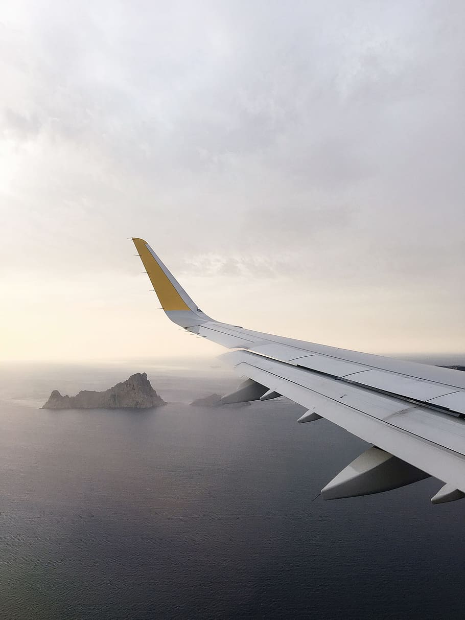 ala di aereo, corpo, acqua, giorno, uccello, vista dell'occhio, volante, ibiza, ti vedo, nube, ala, aereo, mezzi di trasporto, veicolo aereo, aereo commerciale, viaggio, cielo, aria, blu, finestra, modalità di trasporto, nuvola - cielo, vacanze, vista aerea, motore, scenics - natura, modo di trasporto, mare, bellezza nella natura, nessuno, scena tranquilla, natura, la tranquillità, movimento, in movimento, all'aperto, 4K