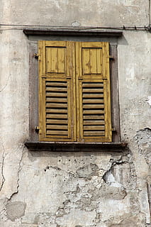 finestra, vecchio, vecchia finestra, facciata, storicamente, intemperie, legna, bicchiere, rottura, costruzione, finestre di legno, città vecchia, serramenti, otturatore, chiuso, architettura, struttura costruita, esterno dell'edificio, caratteristica della parete, nessuno, giorno, sicurezza, legno - materiale, protezione, Casa, all'aperto, parete, Inquadratura dal basso, danneggiato, deterioramento, telaio della finestra, Ventola di scarico, 4K, CC0, dominio pubblico, privo di copyright