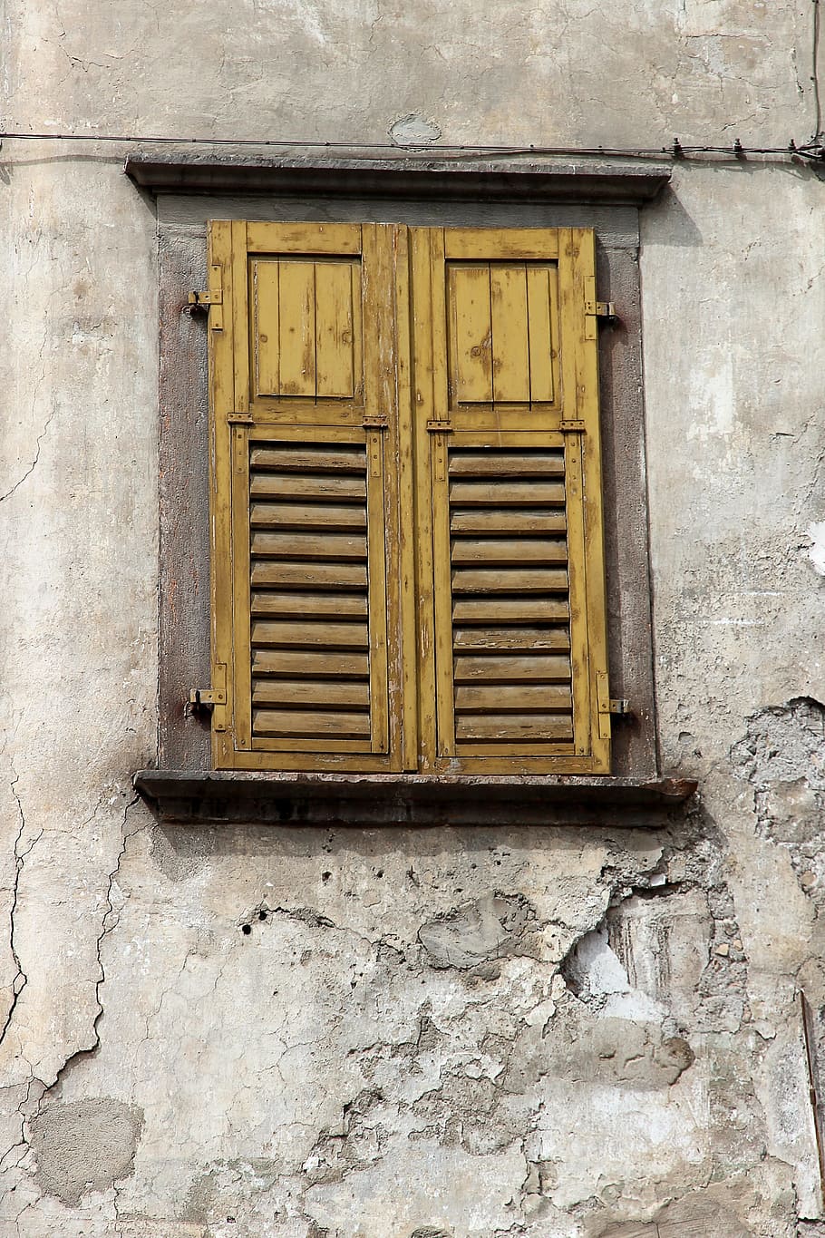 finestra, vecchio, vecchia finestra, facciata, storicamente, intemperie, legna, bicchiere, rottura, costruzione, finestre di legno, città vecchia, serramenti, otturatore, chiuso, architettura, struttura costruita, esterno dell'edificio, caratteristica della parete, nessuno, giorno, sicurezza, legno - materiale, protezione, Casa, all'aperto, parete, Inquadratura dal basso, danneggiato, deterioramento, telaio della finestra, Ventola di scarico, 4K