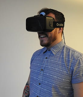 Mann, mit, vr headset, vr, virtuelle Realität, Technologie, virtuell, Wirklichkeit, Gerät, Headset, Unterhaltung, männlich, Spiel, visuell, Zukunft, Innovation, eine Person, drinnen, junger Erwachsener, junge Männer, Legere Kleidung, Vorderansicht, Männer, Lebensstile, Kommunikation, Brille, kabellose Technologie, echte Menschen, Studioaufnahme, Bart, Porträt, Freizeitbeschäftigung, Taille hoch, 2K, CC0, gemeinfrei, lizenzfrei