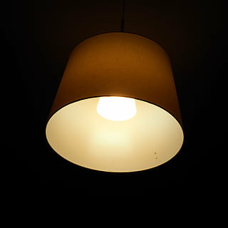lampada, luce, illuminazione, lampada da soffitto, soggiorno, paralume, illuminato, attrezzatura per l'illuminazione, lampada elettrica, elettricità, lampadina, Inquadratura dal basso, raggiante, in casa, luce pendente, sfondo nero, luce elettrica, avvicinamento, stanza domestica, nessuno, buio, luce - fenomeno naturale, combustibile e produzione di energia, stanza buia, soffitto, Alimentazione elettrica, 2K, CC0, dominio pubblico, privo di copyright