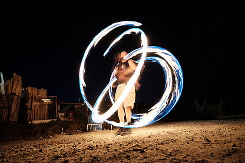 Menschen, Mann, Tänzer, Tanzen, Feuertanz, Fertigkeit, dunkel, Nacht-, Licht, Feuer, Veranstaltung, Bewegung, Langzeitbelichtung, eine Person, Spinnen, beleuchtet, Bewegungsunschärfe, Performance, Erwachsene, Verbrennung, Männer, Lichtspur, Natur, Geschwindigkeit, Kreativität, echte Menschen, junger Erwachsener, in voller Länge, draußen, 4K, CC0, gemeinfrei, lizenzfrei