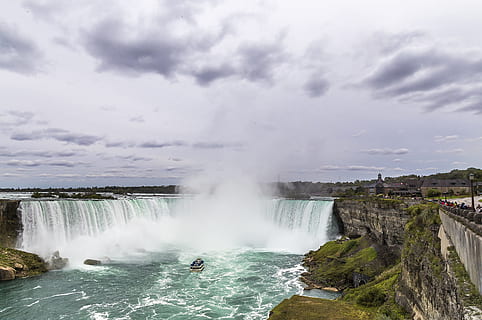 Niagara Falls, Canadà, cascades, ennuvolat, cel, Cascades del Niàgara, cascada, paisatge, núvol, naturalesa, aigua, riu, lloc famós, poder, moviment, poder a la natura, dia, núvol - cel, bellesa a la natura, destinacions de viatge, escenics - natura, turisme, mar, gent, viatjar, rock, medi ambient, a l'aire lliure, aigua que flueix, 4K, CC0, domini públic, lliure de regalies