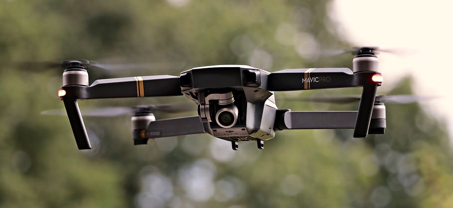 negre, quadcopter, selectiu, focalitzar la fotografia, drone, uav, pasatemps, cel, il·luminat, avions, naturalesa, controlat remotament, objecte volador, núvols, espia, robot, veure, volar, tecnologia, hèlix, electrònica, vol, control remot, arbres, plataforma flotant, càmera, avió no tripulat amb càmera, quadcopter amb càmera, rotors, fotografia aèria, fotografies aèries, centrar-se en primer pla, dia, cap gent, primer pla, a l'aire lliure, seguretat, vigilància, temes de fotografia, sol objecte, càmera de seguretat, metall, moviment, llum solar, enfocament selectiu, protecció, pistola, càmera - equip fotogràfic, 5K