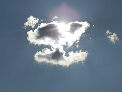 nubes, Dom, cielo, naturaleza, azul, clima, nube - cielo, antecedentes, al aire libre, día, paisaje de nubes, verano, meteorología, aire, luz - fenómeno natural, espacio, nublado, scenics, blanco, estratosfera, brillante, cúmulo, luz del sol, mullido, cielo dramático, belleza en la naturaleza, vista de ángulo bajo, tranquilidad, nadie, idílico, escena tranquila, paisajes - naturaleza, forma de corazón, el color blanco, rayo de sol, pureza, 4K, CC0, dominio público, libre de derechos