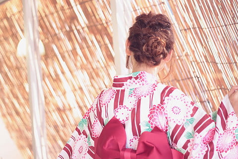 atrás, ver, mujer, blanco, rojo, verde, floral, kimono, mujer de blanco, una persona, gente, adulto, imagen en color, adentro, ropa, ropa tradicional, vista trasera, al aire libre, modelo, estilos de vida, gente real, hembras, Pelo castaño, peinado, naturaleza, patrón floral, actividad de ocio, luz del sol, pelo, día, 1080P, CC0, dominio público, libre de derechos