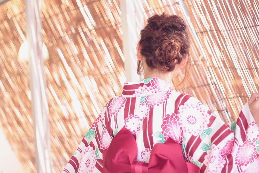 atrás, ver, mujer, blanco, rojo, verde, floral, kimono, mujer de blanco, una persona, gente, adulto, imagen en color, adentro, ropa, ropa tradicional, vista trasera, al aire libre, modelo, estilos de vida, gente real, hembras, Pelo castaño, peinado, naturaleza, patrón floral, actividad de ocio, luz del sol, pelo, día, 1080P