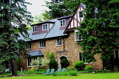 architettura, vecchio, Casa, parco, albero, fiori, estate, rilassamento, sedie estate, struttura costruita, esterno dell'edificio, costruzione, pianta, quartiere residenziale, erba, natura, giorno, prato, colore verde, finestra, all'aperto, nessuno, crescita, cortile anteriore o posteriore, 1080P, CC0, dominio pubblico, privo di copyright