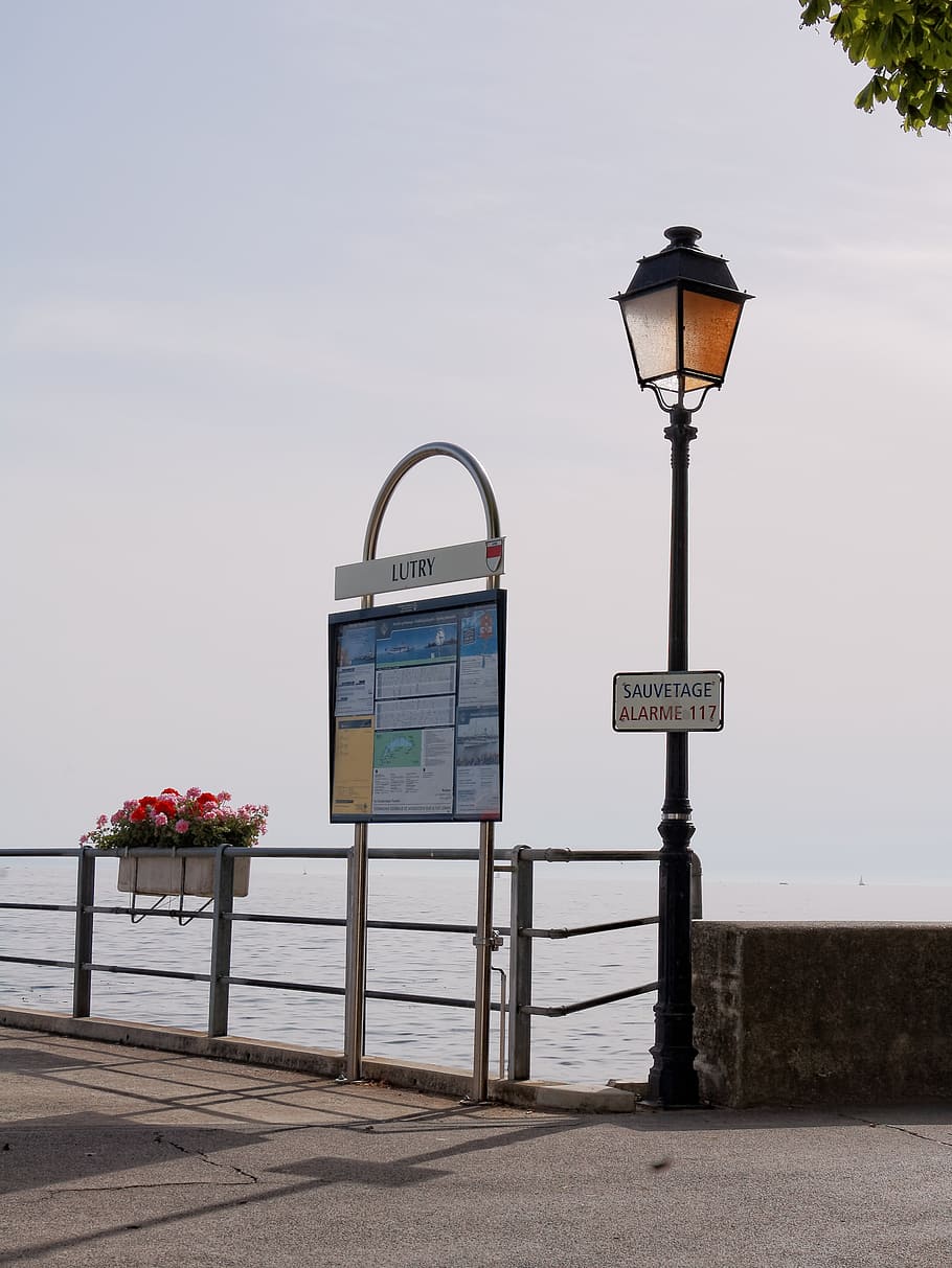 embarcador, lutry, informació, llanterna, vaud, suïssa, aigua, llac ginebra, llum del carrer, carrer, cel, naturalesa, equips d’il·luminació, cap gent, dia, comunicació, a l'aire lliure, mar, platja, barana, arquitectura, signe, text, estructura construïda, tecnologia, núvol - cel, llum, 2K