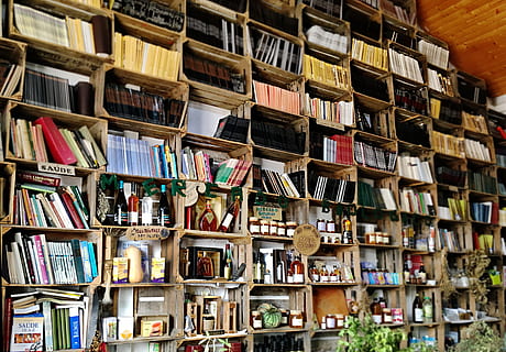bibliotēka, tirgū, grāmatas, stiprie alkoholiskie dzērieni, plaukti, medus, kastes, publikāciju, grāmata, grāmatplauktu, plaukts, liela objektu grupa, pārpilnība, kolekcija, izvēle, izglītību, rindā, telpās, variācijas, nav cilvēku, literatūra, kārtībā, vienošanās, pilna kadra, grāmatnīca, fona, 2K, CC0, publiskais domēns, bez atlīdzības