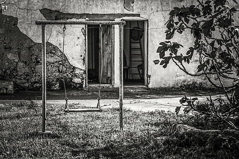 fotografia en escala de grisos, swing, a l'aire lliure, rovellat, pati, casa antiga, decaïment, memòries, blanc i negre, herba, abandonat, estructura construïda, cap gent, exterior de l'edifici, arquitectura, dia, arbre, planta, edifici, casa, naturalesa, entrada, porta, vell, finestra, espatllat, camp, funció de construcció de parets, obsoleta, 4K, CC0, domini públic, lliure de regalies