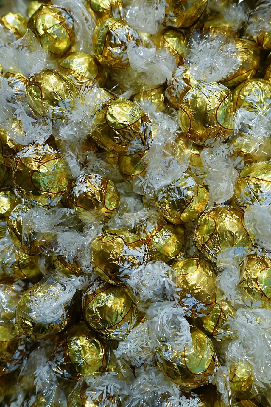 dolços, xocolata, caramels, pilotes, embolicat, bonbon, confecció, brillant, groc, marc complet, fons, cap gent, gran grup d'objectes, vista d’angle alt, abundància, aigua, primer pla, a l'interior, dia, fauna animal, benestar, naturalesa, alimentació saludable, menjar, rock, directament a sobre, menjar i beguda, 5K