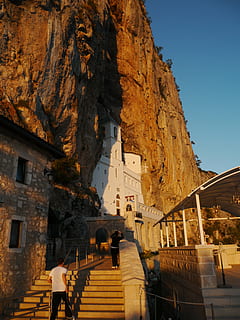 Kloster, Montenegro, Rock, die Architektur, gebaute Struktur, Gebäudehülle, Gebäude, Treppe, Sonnenlicht, Natur, Tag, echte Menschen, Spiritualität, Stadt, Anbetungsstätte, Glauben, Religion, Berg, Wohngegend, Himmel, Geschichte, Flachwinkelansicht, draußen, 4K, CC0, gemeinfrei, lizenzfrei