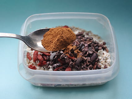 Zimt, Pulver, Küche, Löffel, Lebensmittel, Essgeschirr, Küchenutensilien, Essen und Trinken, drinnen, Nahansicht, Stillleben, Frische, Studioaufnahme, keine Leute, Wohlbefinden, farbiger Hintergrund, Schüssel, gesundes Essen, Container, Fokus auf den Vordergrund, Tabelle, Zutat, Blau, Blauer Hintergrund, türkisfarben, 2K, CC0, gemeinfrei, lizenzfrei