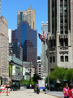 Chicago, śródmieście, Illinois, USA, wieżowiec, Budynki, zbudowana struktura, architektura, na zewnątrz budynku, Miasto, budynek, budynek biurowy na zewnątrz, transport, wysoki - wysoki, środek transportu, flaga, gabinet, ulica, dzień, Droga, życie w mieście, Natura, samochód, przypadkowi ludzie, ulica miasta, nowoczesny, na dworze, 2K, CC0, domena publiczna, darmowe zdjęcia