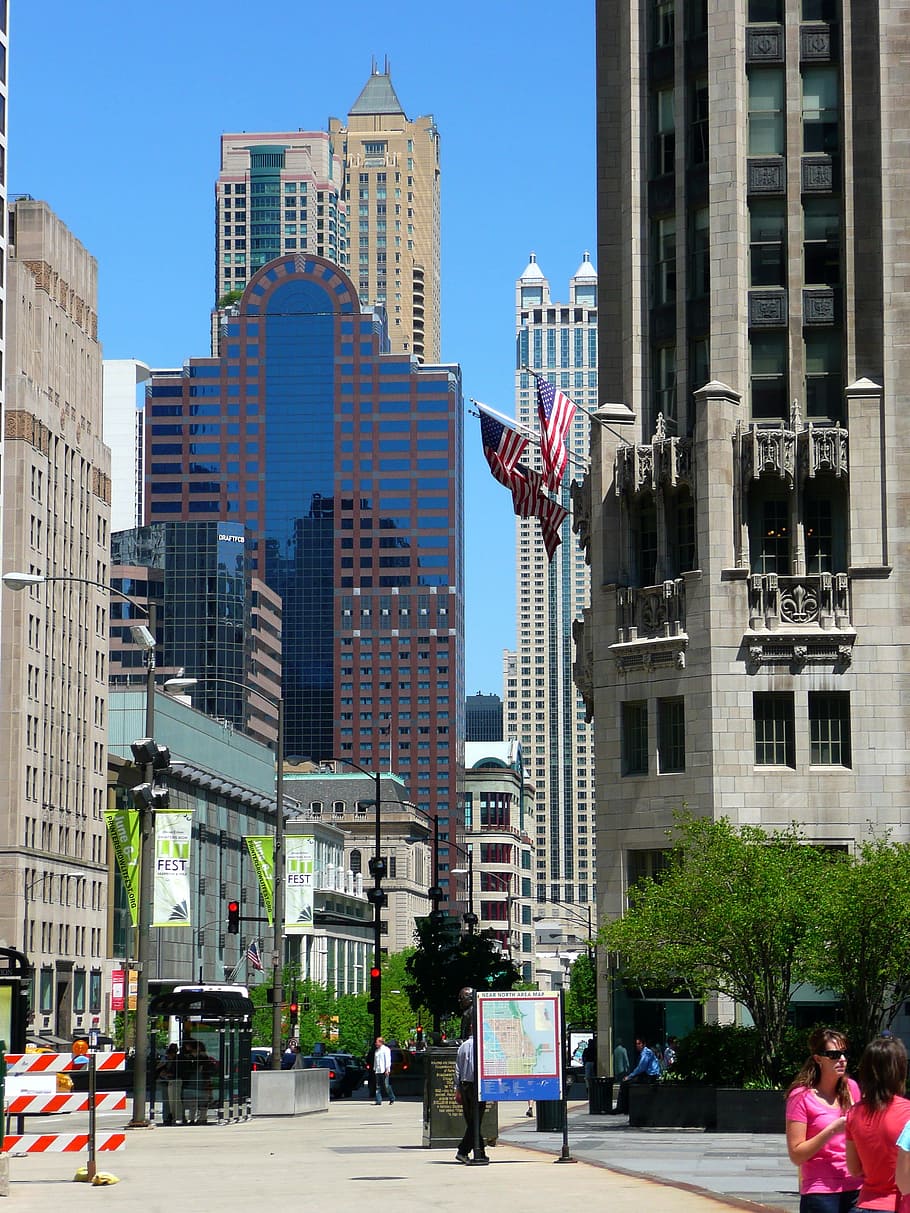 Chicago, centre de la ciutat, illinois, EUA, gratacels, edificis, estructura construïda, arquitectura, exterior de l'edifici, ciutat, edifici, exterior d’edifici d’oficines, transport, alta - alta, manera de transport, bandera, oficina, carrer, dia, carretera, vida de ciutat, naturalesa, cotxe, persones incidentals, carrer de la ciutat, modern, a l'aire lliure, 2K