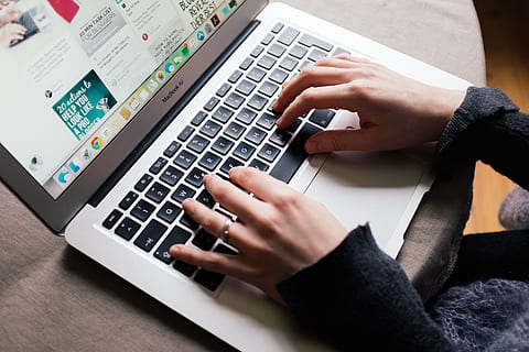 navigare, fată, pinterest, MacBook Air, mod de viata, obiecte, oameni, laptop, calculator, tastare, tehnologie, umană, Internet, Afaceri, lucru, tastatura, a închide, în interior, tehnologia fără fir, persoană nerecunoscută, o persoana, femei, partea corpului uman, mână, comunicare, echipamente de calcul, folosind laptopul, dispozitiv portabil de informații, conexiune, tastatură, parte a corpului, oameni adevărați, masa, deget, navigarea pe net, 4K, CC0, domeniu public, fără drepturi de autor