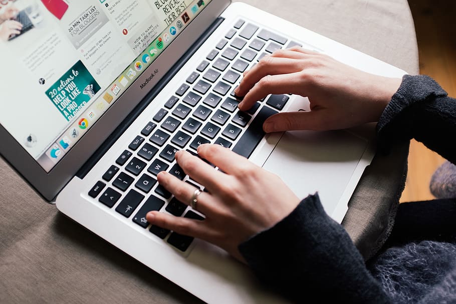 navegació, noia, pinterest, MacBook Air, estil de vida, objectes, gent, portàtil, ordinador, escriure, tecnologia, mà humana, Internet, negocis, treball, teclat d’ordinador, primer pla, a l'interior, tecnologia sense fils, persona irreconeixible, una persona, dones, part del cos humà, mà, comunicació, equips informàtics, usant portàtil, dispositiu d’informació portàtil, connexió, teclat, part del cos, persones reals, taula, dit, navegar per la xarxa, 4K