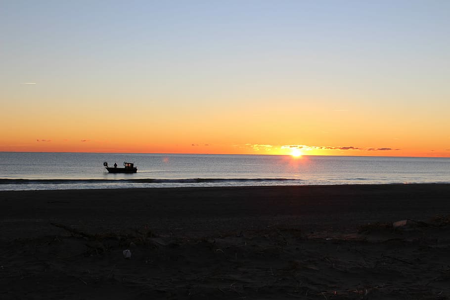 posta de sol, mar, platja, romanç, mar, platja, morgenstimmung, perpinyà, sol, horitzó sobre l’aigua, silueta, cel, aigua, horitzó, escenics - natura, bellesa a la natura, terra, tranquil·litat, escena tranquil·la, naturalesa, idíl·lic, color taronja, llum solar, transport, vaixell nàutic, cap gent, a l'aire lliure, 5K