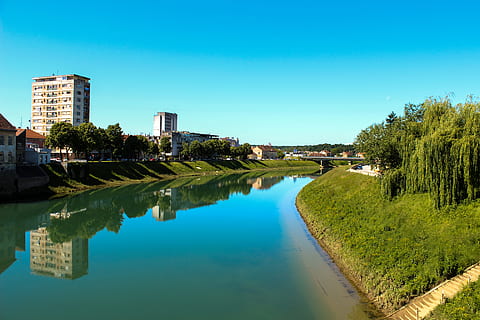 riu, ciutat, reflexió, paisatge urbà, riu, ciutat, urbà, edifici, aigua, pont, torre, panorama, europa, Croàcia, karlovac, kupa, arquitectura, exterior de l'edifici, estructura construïda, cel, arbre, planta, naturalesa, dia, cap gent, blau, davant del mar, cel clar, llac, barri residencial, color verd, a l'aire lliure, modern, apartament, luxe, 5K, CC0, domini públic, lliure de regalies