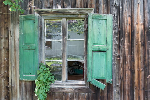 Brun, træ-, indrammet, glas vindue, hytte, træ, vindue, lukker, glas, gået i stykker, gammel, beskadiget, lade, bjælkehytte, vægt, forvitret, henfald, vind, snerle, spindelvæv, fond, baggrund, træ - materiale, dør, hus, arkitektur, gammeldags, grøn farve, bygget struktur, ingen mennesker, dag, indgang, bygning, bygning udvendig, udendørs, sikkerhed, glas - materiale, lukket, plante, forladt, turkisfarvet, 5K, CC0, offentligt domæne, royaltyfrie