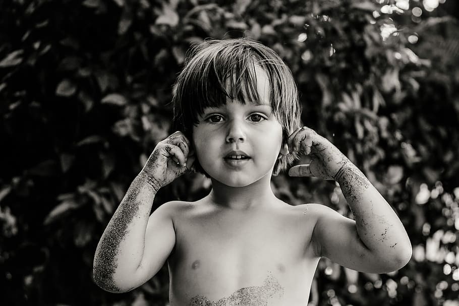 fotografie ve stupních šedi, chlapec, dojemný, uši, ve stupních šedi, fotografie, chlapce, dítě, Černý a bílý, lidé, chlapci, jedna osoba, venku, děti a děti, dětství, kavkazského etnika, životní styl, portrét, roztomilý, při pohledu na fotoaparát, pouze děti, samci, koncepty a myšlenky, bez trička, jen jeden chlapec, čelní pohled, skutečných lidí, střela do hlavy, nevinnost, dívky, zaměřit se na popředí, životního stylu, volnočasové aktivity, stojící, žen, den, účes, 2K
