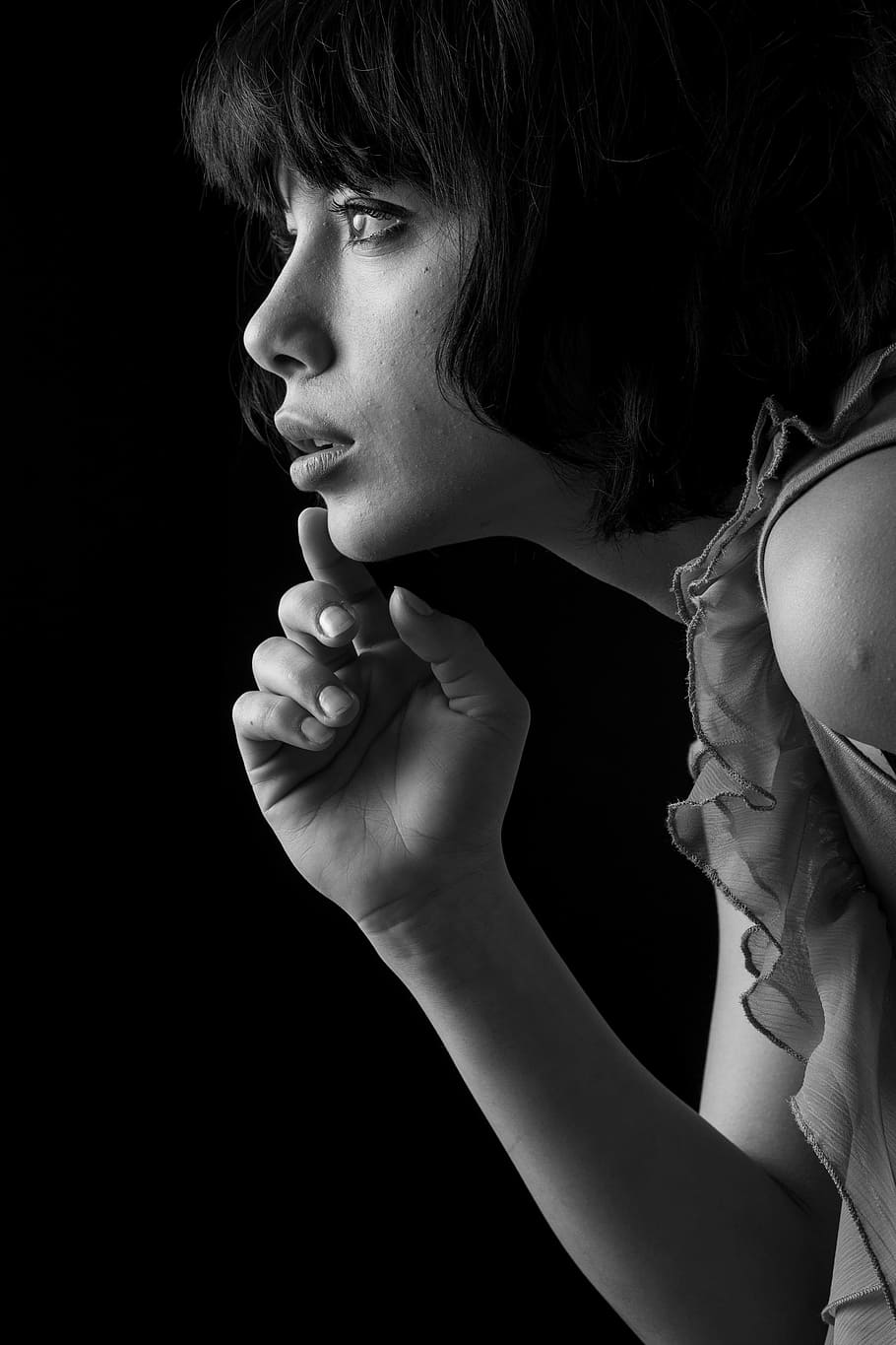 foto in scala di grigi, donna, corto, nero, capelli, in scala di grigi, foto, capelli neri, modello, bellissimo, ritratto, viso, servizio di moda, giovane modella, Da donna, umano, moda, esposizione, contatto, fotografia, modello di bellezza, ragazza, giovane, la giovane donna, bellezza, persone, panoramica, bella ragazza, l'innocenza, trucco, estetica, occhi, EL, studio, belle arti, arte, passione, moderno, labbro, comprensivo, parte del corpo umano, una persona, adolescente, sfondo nero, giovane adulto, girato in studio, vista laterale, analizzare, cercare, guardare, persone reali, colpo alla testa, guardando lontano, in casa, stili di vita, giovani uomini, avvicinamento, attività di svago, adulto, ritagliare, vista profilo, acconciatura, contemplazione, bella donna, volto umano, 4K