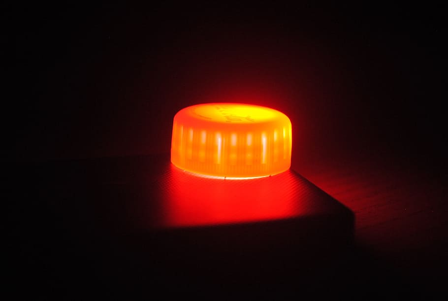 llums vermelles, llums vermelles fosques, disseny, vermell, il·luminat, sol objecte, a l'interior, equips d’il·luminació, cap gent, brillant, primer pla, tir de l'estudi, electricitat, llum - fenomen natural, fons negre, fosc, tecnologia, còpia espai, llum elèctrica, cultura i entreteniment artístic, por, signe, Font d'alimentació, lluminositat, 2K