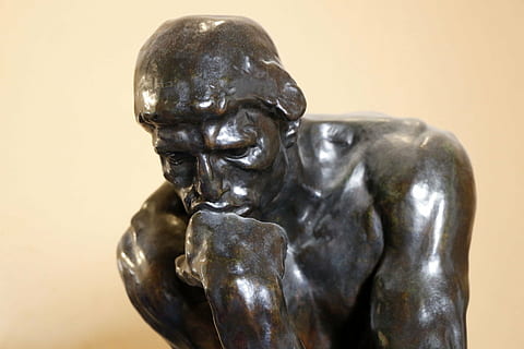 mann figur, synes at, statue, filosofi, figur, menneskelig, monument, Weiser, skulptur, representasjon, kunst og Håndverk, menneskelig representasjon, mannlig likhet, nærbilde, håndverket, ingen folk, studio skudd, innendørs, kreativitet, bronse legering, metall, farget bakgrunn, historie, fortiden, enkelt objekt, museum, figurine, sølvfarget, 1080P, CC0, offentlig domene, opphavsrett gratis