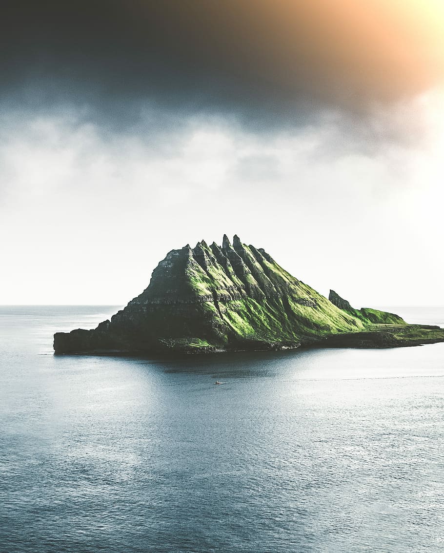 vingui, Jurassic Park, verd, muntanya, cos, aigua, illa, cel ennuvolat, oceà, mar, blau, Illes Faroe, cel, escenics - natura, bellesa a la natura, escena tranquil·la, tranquil·litat, núvol - cel, davant del mar, naturalesa, cap gent, idíl·lic, horitzó sobre l’aigua, dia, horitzó, escena no urbana, a l'aire lliure, terra, badia, pila de roca, 2K