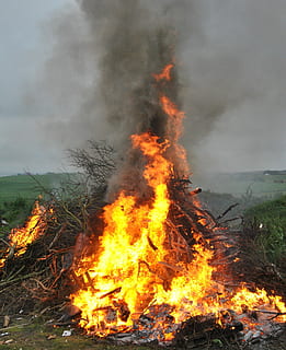 fogo, fogueira, chama, fumar, queimar, fumaça, queimar, faíscas, inferno, flamejante, fogosa, fogo - fenômeno natural, calor - temperatura, ardente, vermelho, fumaça - estrutura física, ao ar livre, ninguém, natureza, terra, meio Ambiente, campo, problemas ambientais, brilhando, acidentes e desastres, movimento, céu, árvore, plantar, poluição, poluição do ar, 1080P, CC0, domínio público, royalty free